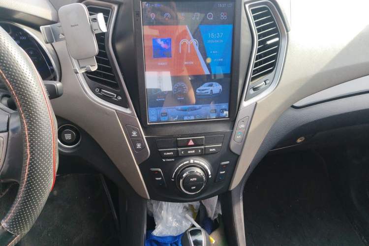 Used Hyundai Grand SantaFe 2013 3.0L 7-Seater Four-Wheel-Drive Comfort Edition Audio And AC Panel