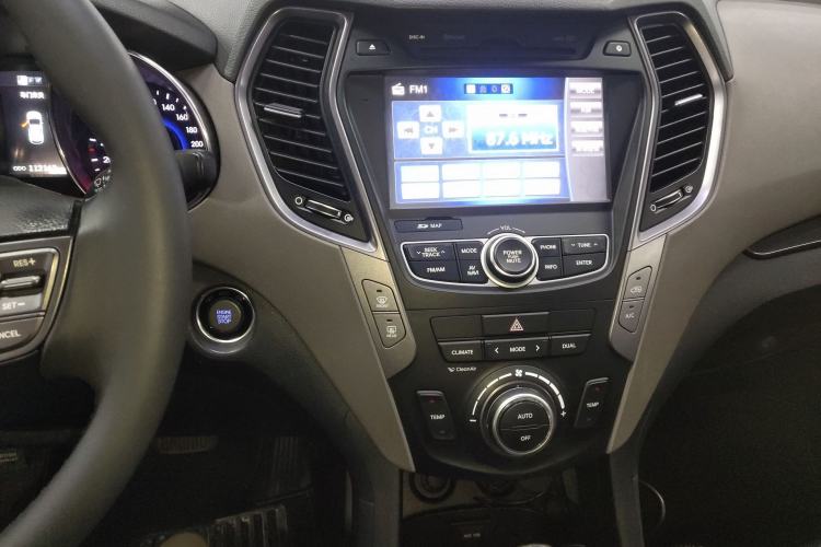 Used Hyundai Grand SantaFe 2013 3.0L 7-Seater Four-Wheel-Drive Comfort Edition Audio And AC Panel