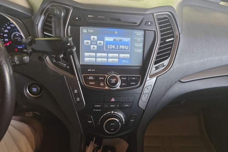 Used Hyundai Grand SantaFe 2013 3.0L 7-Seater Four-Wheel-Drive Comfort Edition Audio And AC Panel
