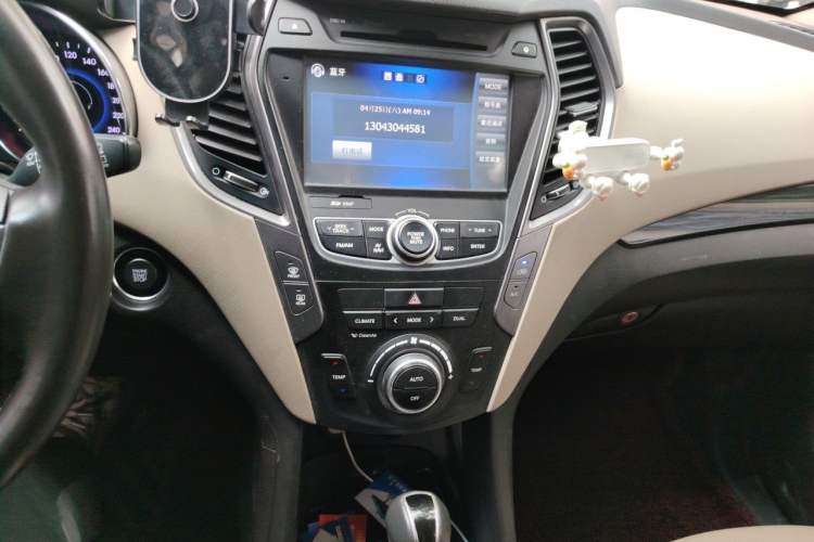 Used Hyundai Grand SantaFe 2013 3.0L 7-Seater Four-Wheel-Drive Comfort Edition Audio And AC Panel