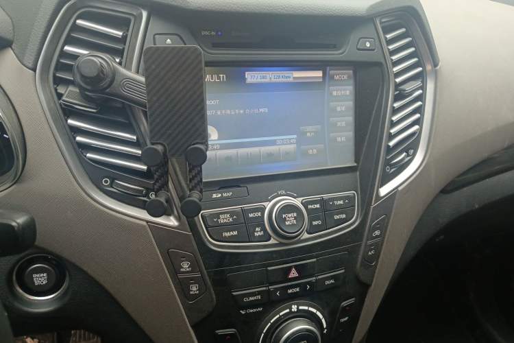 Used Hyundai Grand SantaFe 2013 3.0L 7-Seater Two-Wheel Drive Comfort Edition Audio And AC Panel