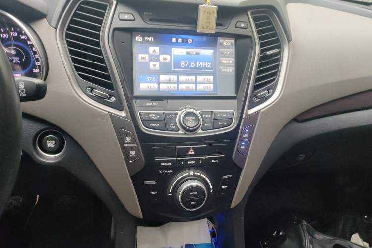 Used Hyundai Grand SantaFe 2013 3.0L 7-Seater Four-Wheel-Drive Comfort Edition Audio And AC Panel