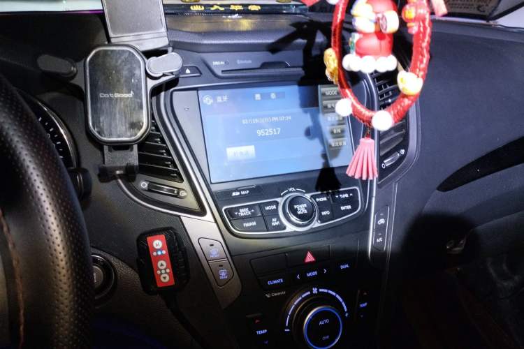 Used Hyundai Grand SantaFe 2013 3.0L 7-Seater Four-Wheel-Drive Comfort Edition Audio And AC Panel