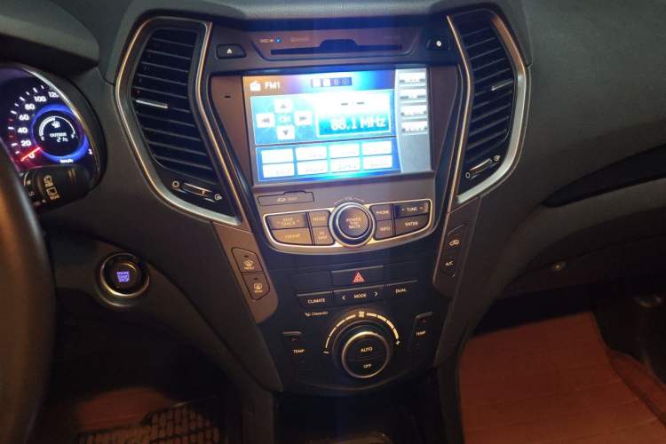 Used Hyundai Grand SantaFe 2013 3.0L 7-Seater Four-Wheel-Drive Comfort Edition Audio And AC Panel