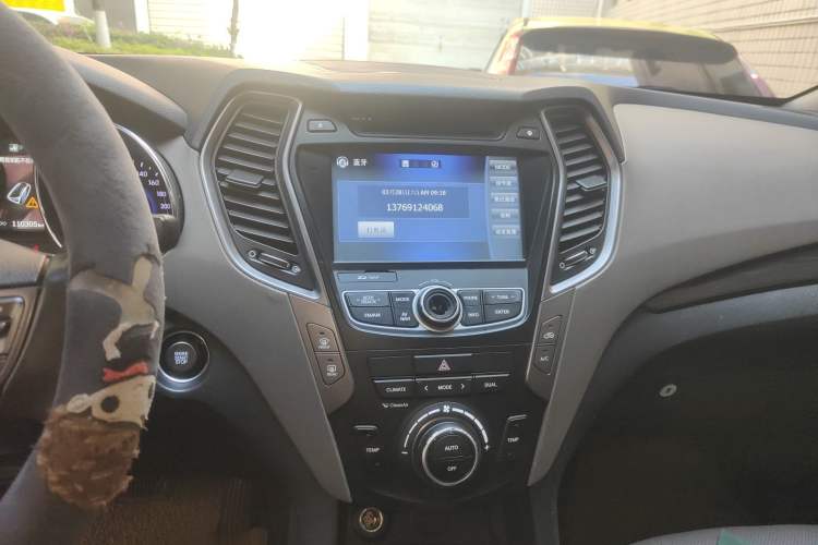 Used Hyundai Grand SantaFe 2013 3.0L 7-Seater Four-Wheel-Drive Comfort Edition Audio And AC Panel