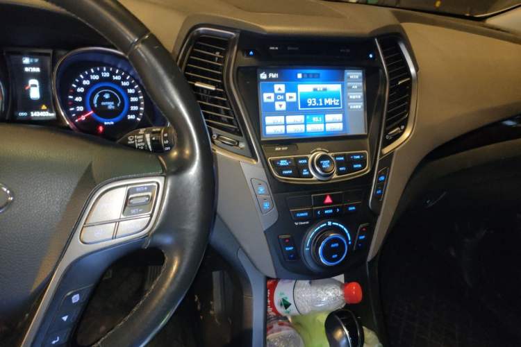 Used Hyundai Grand SantaFe 2013 3.0L 7-Seater Four-Wheel-Drive Comfort Edition Audio And AC Panel