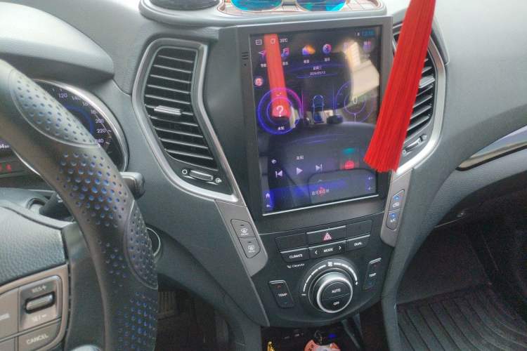 Used Hyundai Grand SantaFe 2013 3.0L 7-Seater Four-Wheel-Drive Comfort Edition Audio And AC Panel