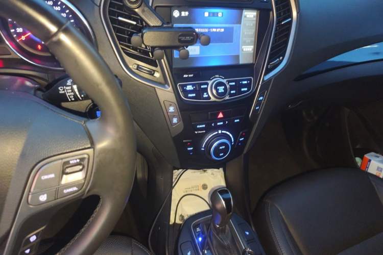 Used Hyundai Grand SantaFe 2013 3.0L 7-Seater Four-Wheel-Drive Comfort Edition Audio And AC Panel