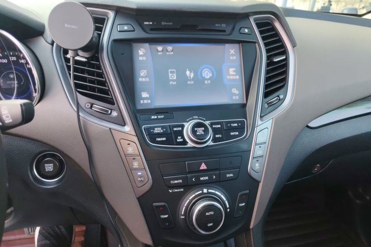 Used Hyundai Grand SantaFe 2013 3.0L 7-Seater 4x4 Flagship Edition Audio And AC Panel