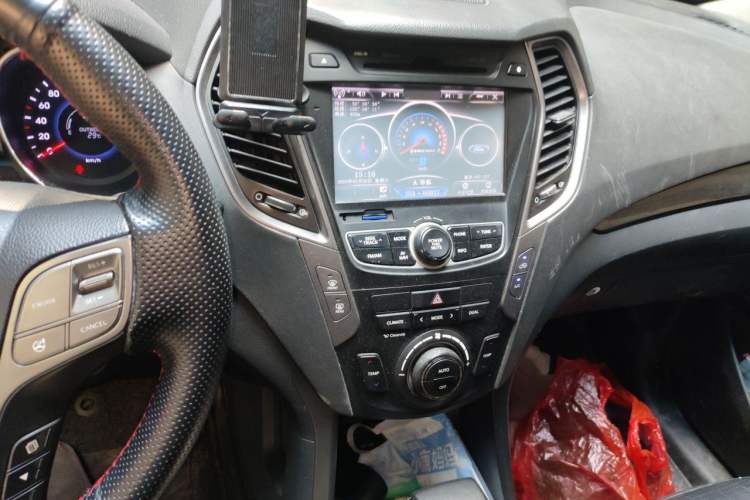 Used Hyundai Grand SantaFe 2013 2.2T 7-Seater Four-Wheel-Drive Luxury Edition Audio And AC Panel