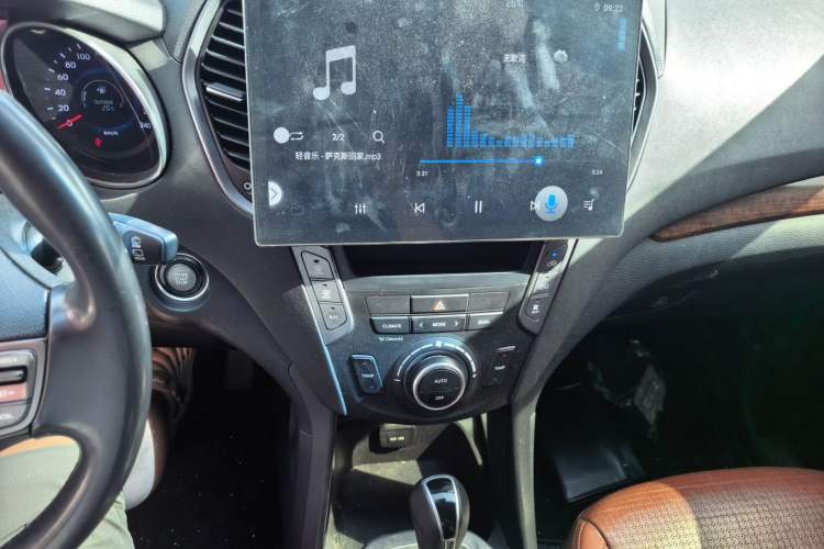 Used Hyundai Grand SantaFe 2013 3.0L 6-seat 4x4 Brown Interior Flagship Edition Audio And AC Panel