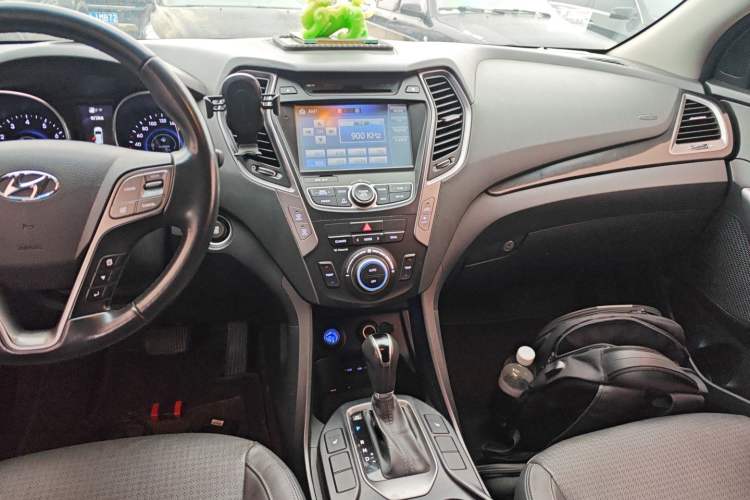 Used Hyundai Grand SantaFe 2013 3.0L 7-Seater Four-Wheel-Drive Comfort Edition Audio And AC Panel