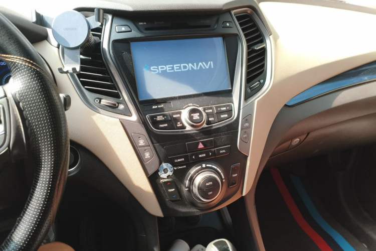 Used Hyundai Grand SantaFe 2013 2.2T 7-Seater Four-Wheel-Drive Comfort Edition Audio And AC Panel