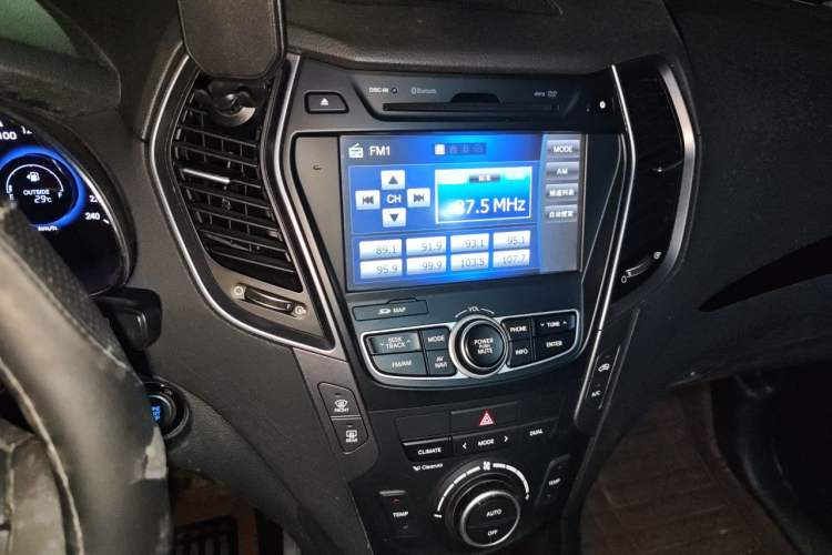 Used Hyundai Grand SantaFe 2013 3.0L 7-Seater Four-Wheel-Drive Comfort Edition Audio And AC Panel