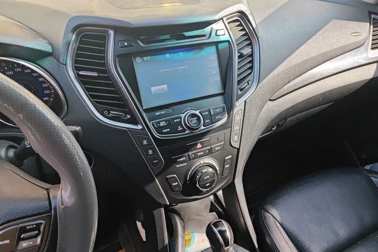 Used Hyundai Grand SantaFe 2013 3.0L 7-Seater 4x4 Flagship Edition Audio And AC Panel