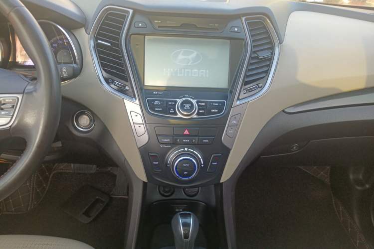 Used Hyundai Grand SantaFe 2013 2.2T 7-Seater Four-Wheel-Drive Comfort Edition Audio And AC Panel