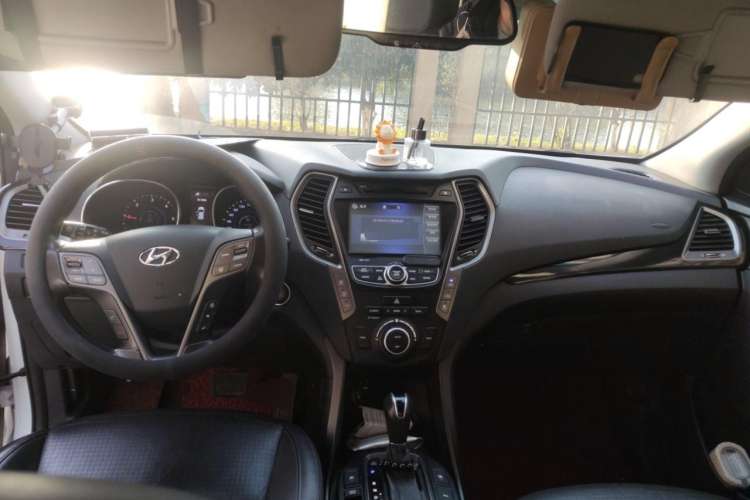 Used Hyundai Grand SantaFe 2013 2.2T 7-Seater Four-Wheel-Drive Flagship Edition Center Console