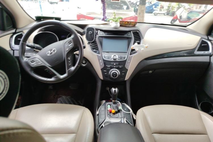 Used Hyundai Grand SantaFe 2013 3.0L 7-Seater Four-Wheel-Drive Comfort Edition Center Console