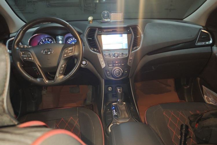 Used Hyundai Grand SantaFe 2013 3.0L 7-Seater Four-Wheel-Drive Comfort Edition Center Console