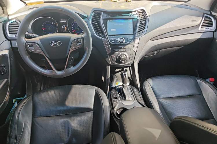 Used Hyundai Grand SantaFe 2013 3.0L 7-Seater 4x4 Flagship Edition Center Console