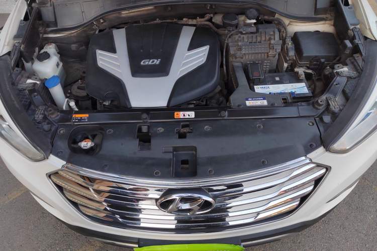 Used Hyundai Grand SantaFe 2013 3.0L 7-Seater Four-Wheel-Drive Comfort Edition Engine Bay