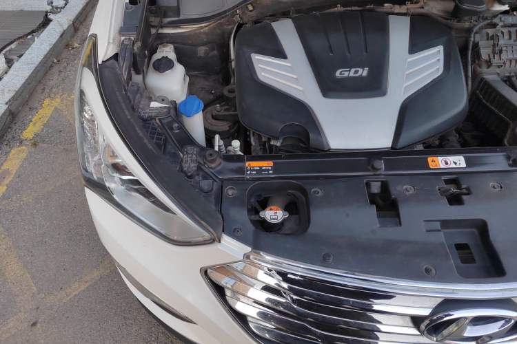 Used Hyundai Grand SantaFe 2013 3.0L 7-Seater Four-Wheel-Drive Comfort Edition Engine Bay Right