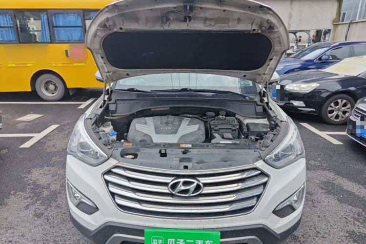 Used Hyundai Grand SantaFe 2013 3.0L 7-Seater Four-Wheel-Drive Comfort Edition Engine Bay