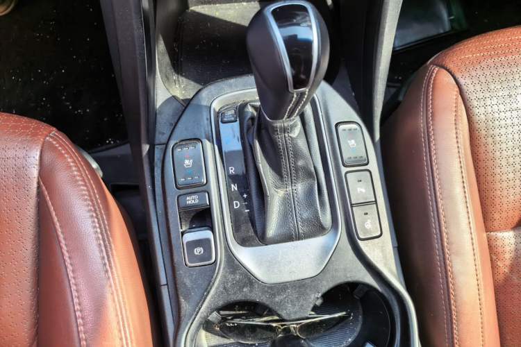 Used Hyundai Grand SantaFe 2013 3.0L 6-seat 4x4 Brown Interior Flagship Edition Gear Lever