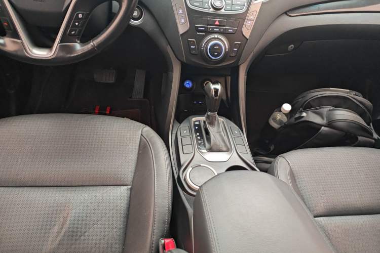 Used Hyundai Grand SantaFe 2013 3.0L 7-Seater Four-Wheel-Drive Comfort Edition Gear Lever