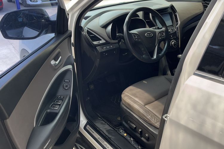 Used Hyundai Grand SantaFe 2013 3.0L 7-Seater Four-Wheel-Drive Comfort Edition Interior 1