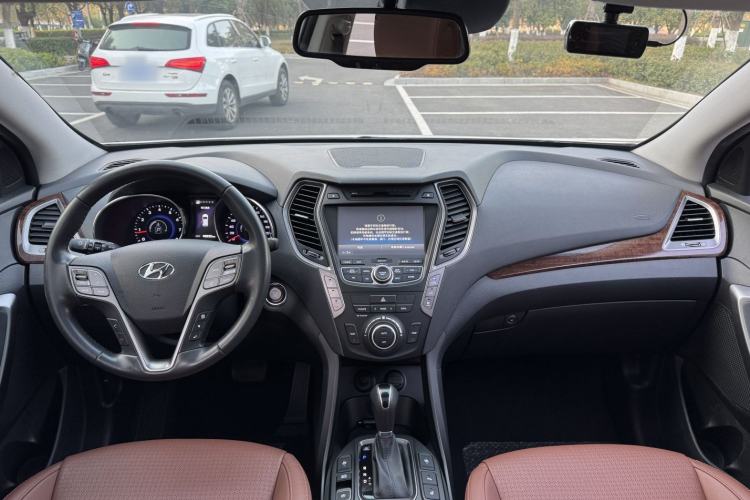 Used Hyundai Grand SantaFe 2013 3.0L 7-Seater 4x4 Flagship Edition Interior 1