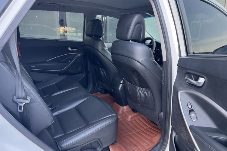 Used Hyundai Grand SantaFe 2013 3.0L 7-Seater 4x4 Flagship Edition Interior 1