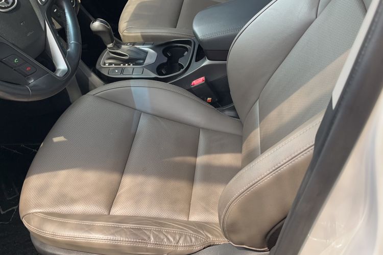 Used Hyundai Grand SantaFe 2013 3.0L 7-Seater Four-Wheel-Drive Comfort Edition Interior 2