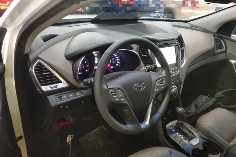 Used Hyundai Grand SantaFe 2013 3.0L 7-Seater Four-Wheel-Drive Comfort Edition Interior 2