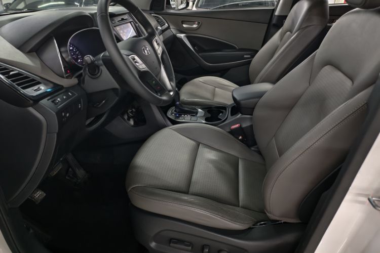 Used Hyundai Grand SantaFe 2013 3.0L 7-Seater Four-Wheel-Drive Comfort Edition Interior 2