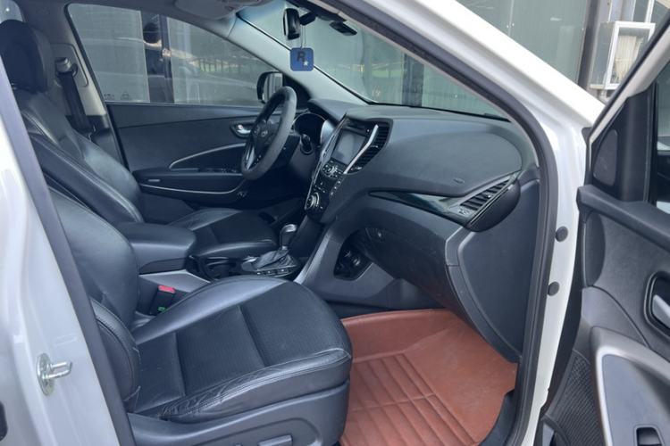 Used Hyundai Grand SantaFe 2013 3.0L 7-Seater 4x4 Flagship Edition Interior 2