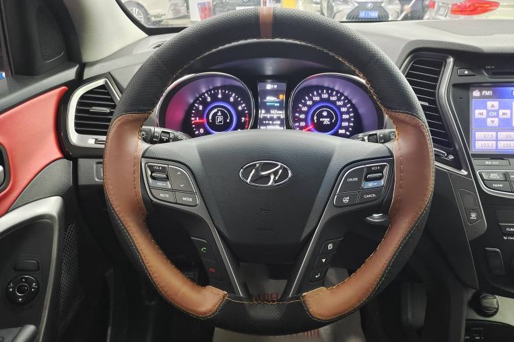 Used Hyundai Grand SantaFe 2013 3.0L 7-seat Four-Wheel-Drive Luxury Edition Interior 2