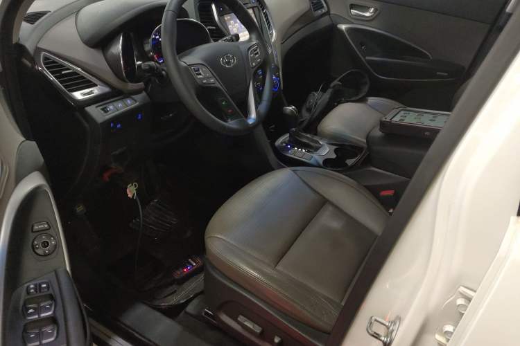 Used Hyundai Grand SantaFe 2013 3.0L 7-Seater Four-Wheel-Drive Comfort Edition Interior 3
