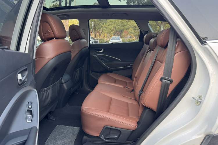 Used Hyundai Grand SantaFe 2013 3.0L 7-Seater 4x4 Flagship Edition Interior 3