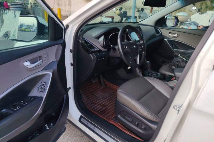 Used Hyundai Grand SantaFe 2013 3.0L 7-Seater 4x4 Flagship Edition Interior 3