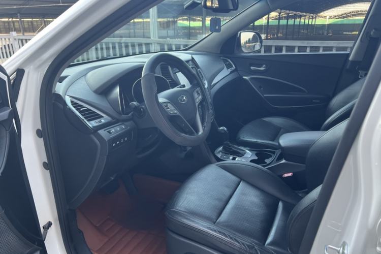 Used Hyundai Grand SantaFe 2013 3.0L 7-Seater 4x4 Flagship Edition Interior 3