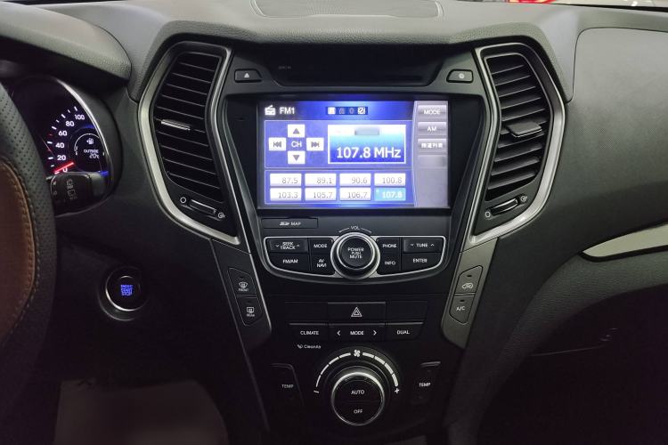 Used Hyundai Grand SantaFe 2013 3.0L 7-seat Four-Wheel-Drive Luxury Edition Interior 3