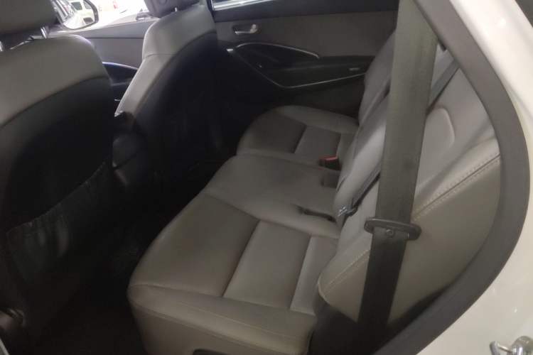 Used Hyundai Grand SantaFe 2013 3.0L 7-Seater Four-Wheel-Drive Comfort Edition Interior 4