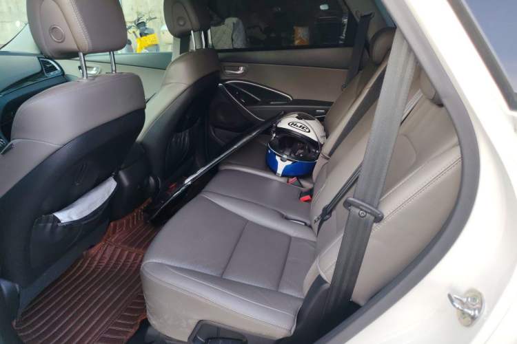 Used Hyundai Grand SantaFe 2013 3.0L 7-Seater 4x4 Flagship Edition Interior 4