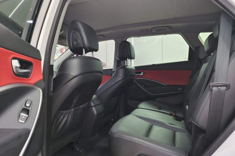 Used Hyundai Grand SantaFe 2013 3.0L 7-seat Four-Wheel-Drive Luxury Edition Interior 4