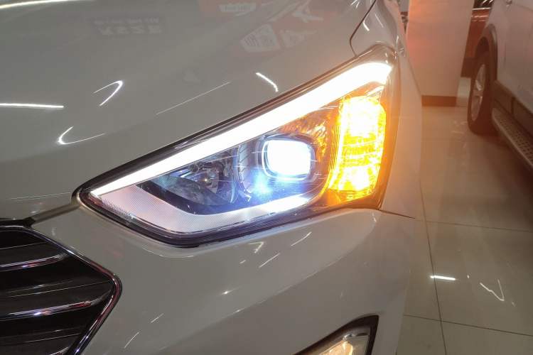 Used Hyundai Grand SantaFe 2013 3.0L 7-Seater Four-Wheel-Drive Comfort Edition Left Front Headlight