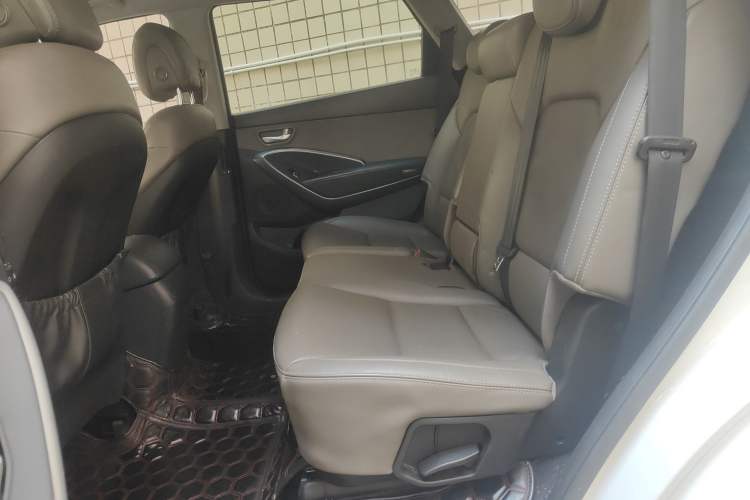 Used Hyundai Grand SantaFe 2013 3.0L 7-Seater Four-Wheel-Drive Comfort Edition Left Rear Seat