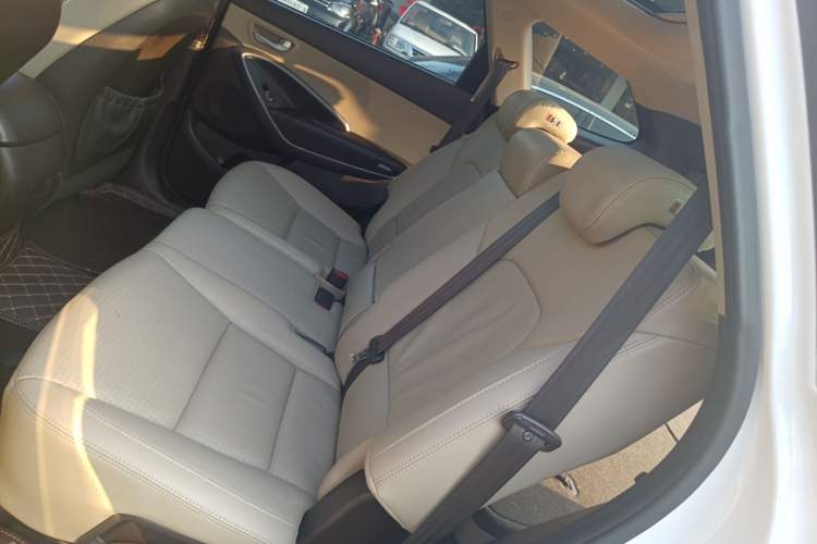 Used Hyundai Grand SantaFe 2013 2.2T 7-Seater Four-Wheel-Drive Comfort Edition Left Rear Seat