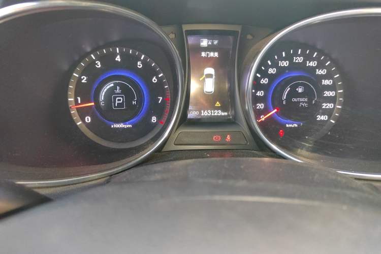 Used Hyundai Grand SantaFe 2013 3.0L 7-Seater Four-Wheel-Drive Comfort Edition Odometer Close Up