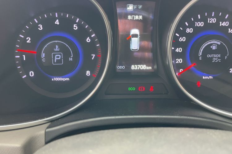 Used Hyundai Grand SantaFe 2013 3.0L 7-Seater Four-Wheel-Drive Comfort Edition Odometer Close Up